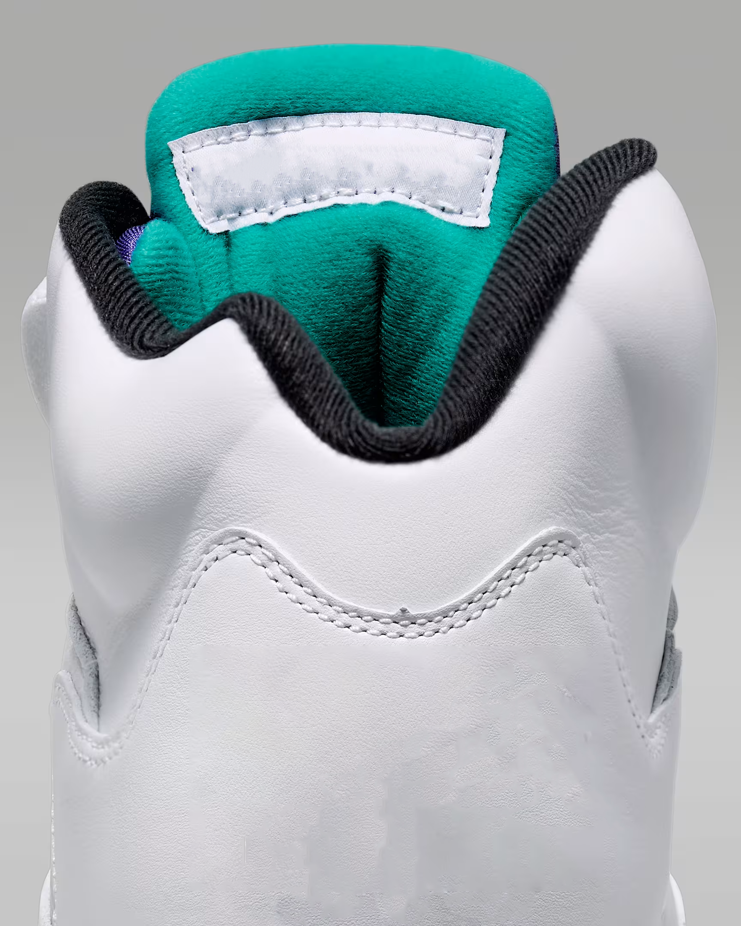 High-top white and purple grapes