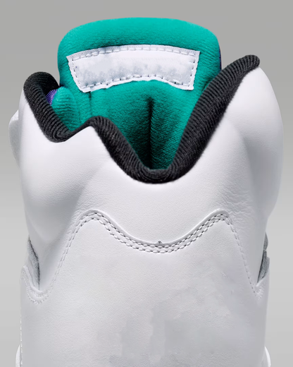 High-top white and purple grapes