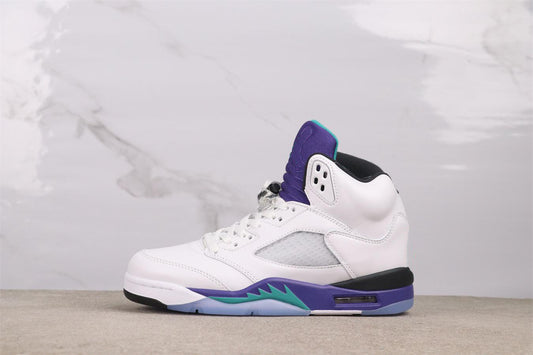 High-top white and purple grapes