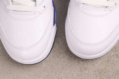 High-top white and purple grapes