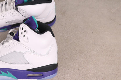 High-top white and purple grapes