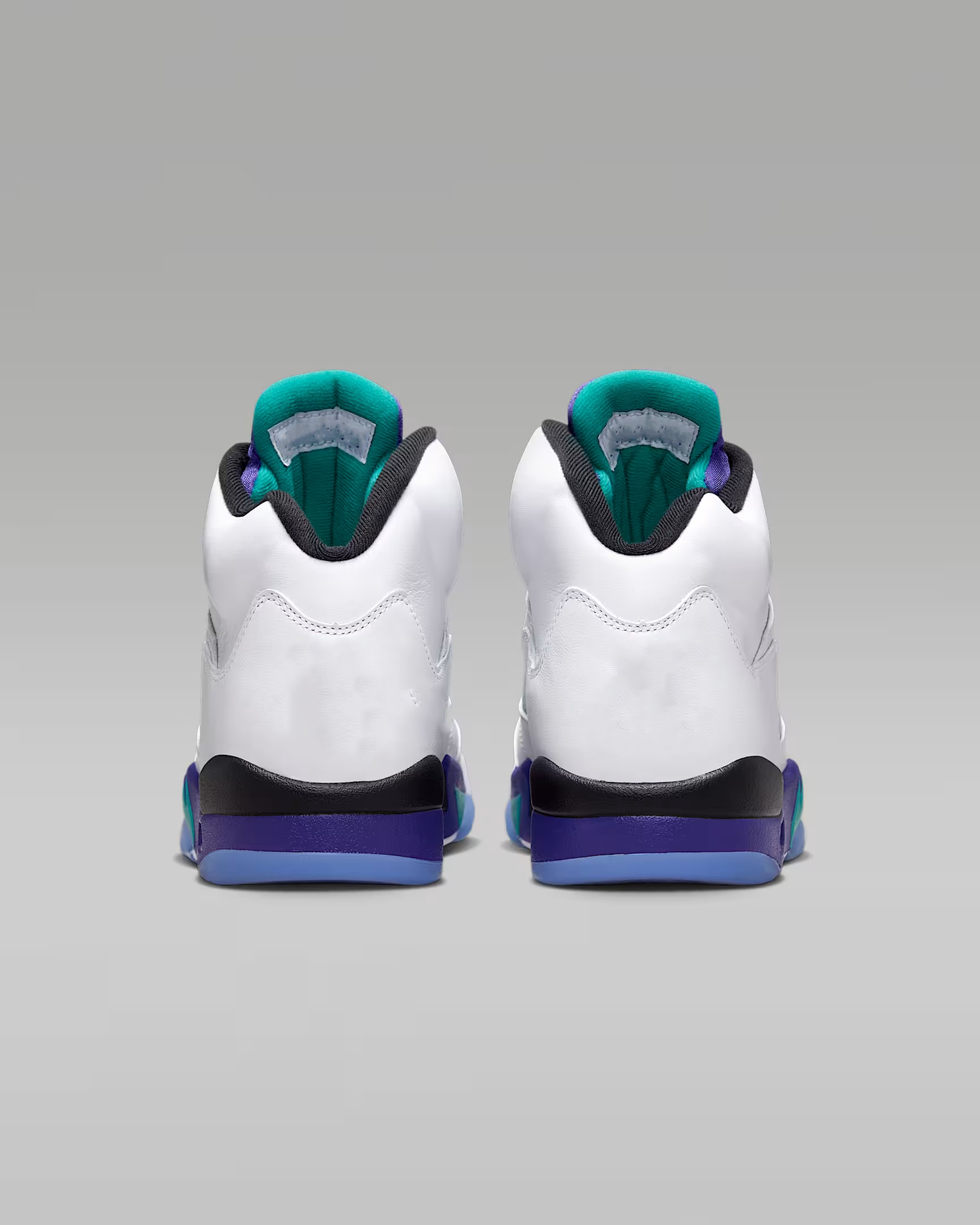 High-top white and purple grapes