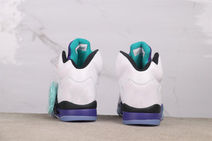 High-top white and purple grapes