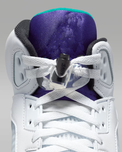 High-top white and purple grapes