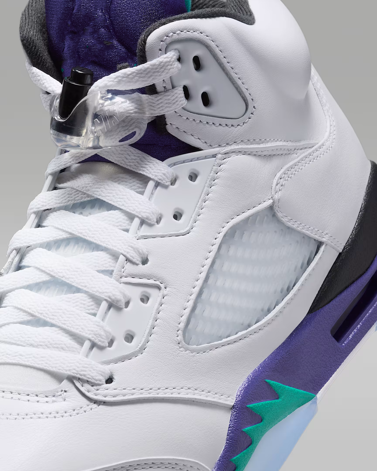 High-top white and purple grapes