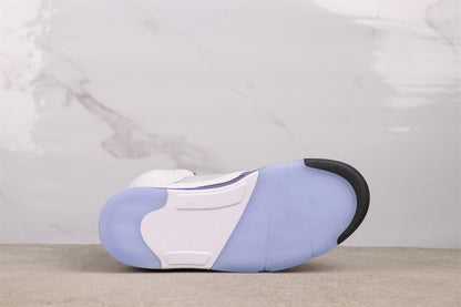 High-top white and purple grapes