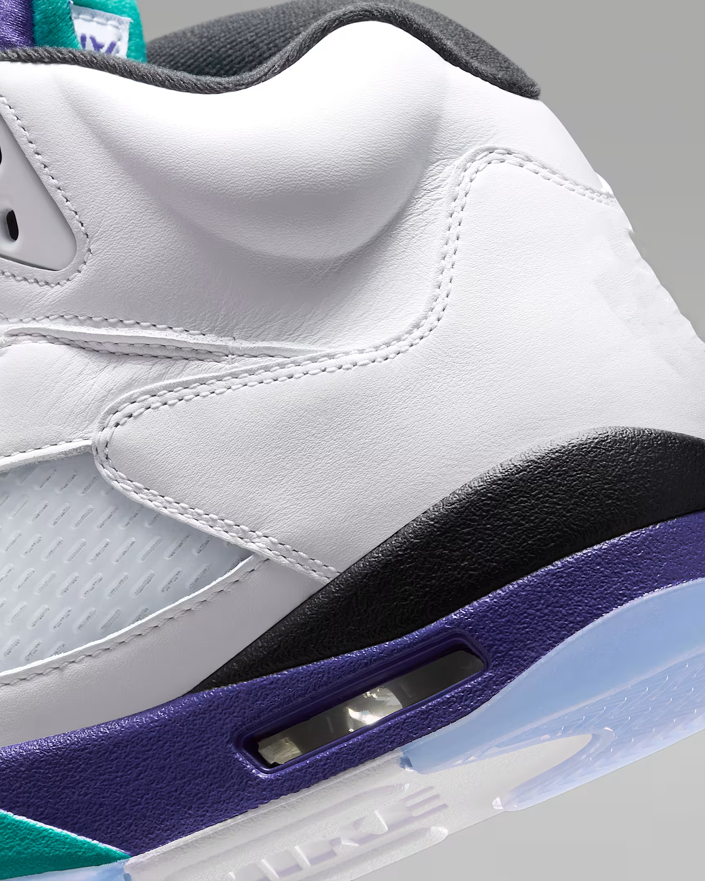 High-top white and purple grapes