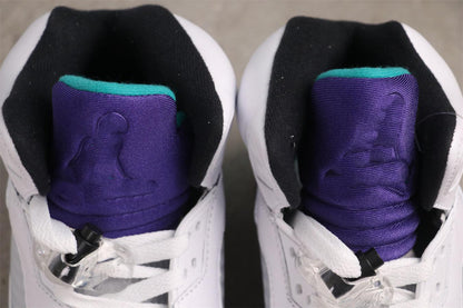 High-top white and purple grapes