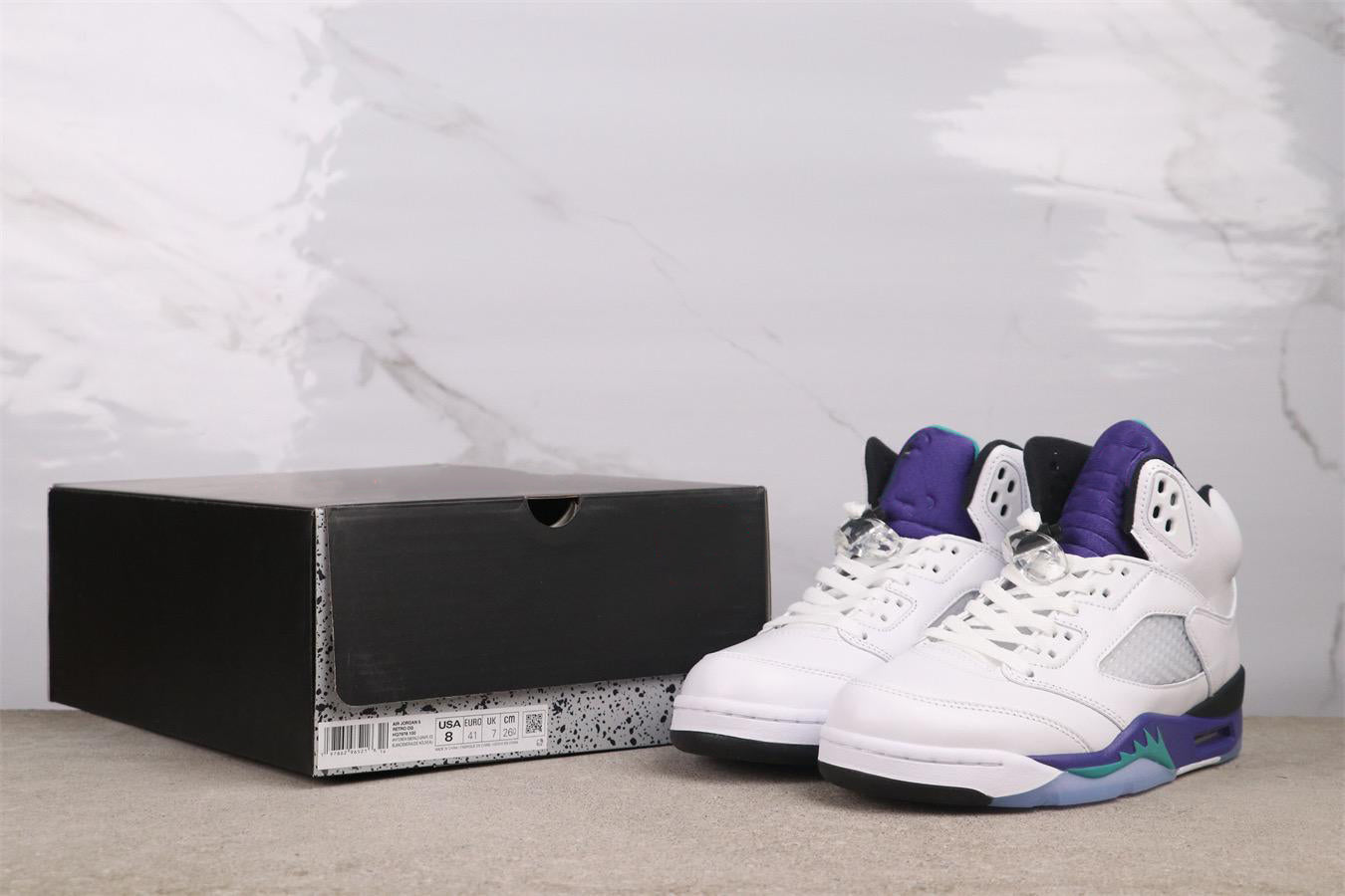 High-top white and purple grapes