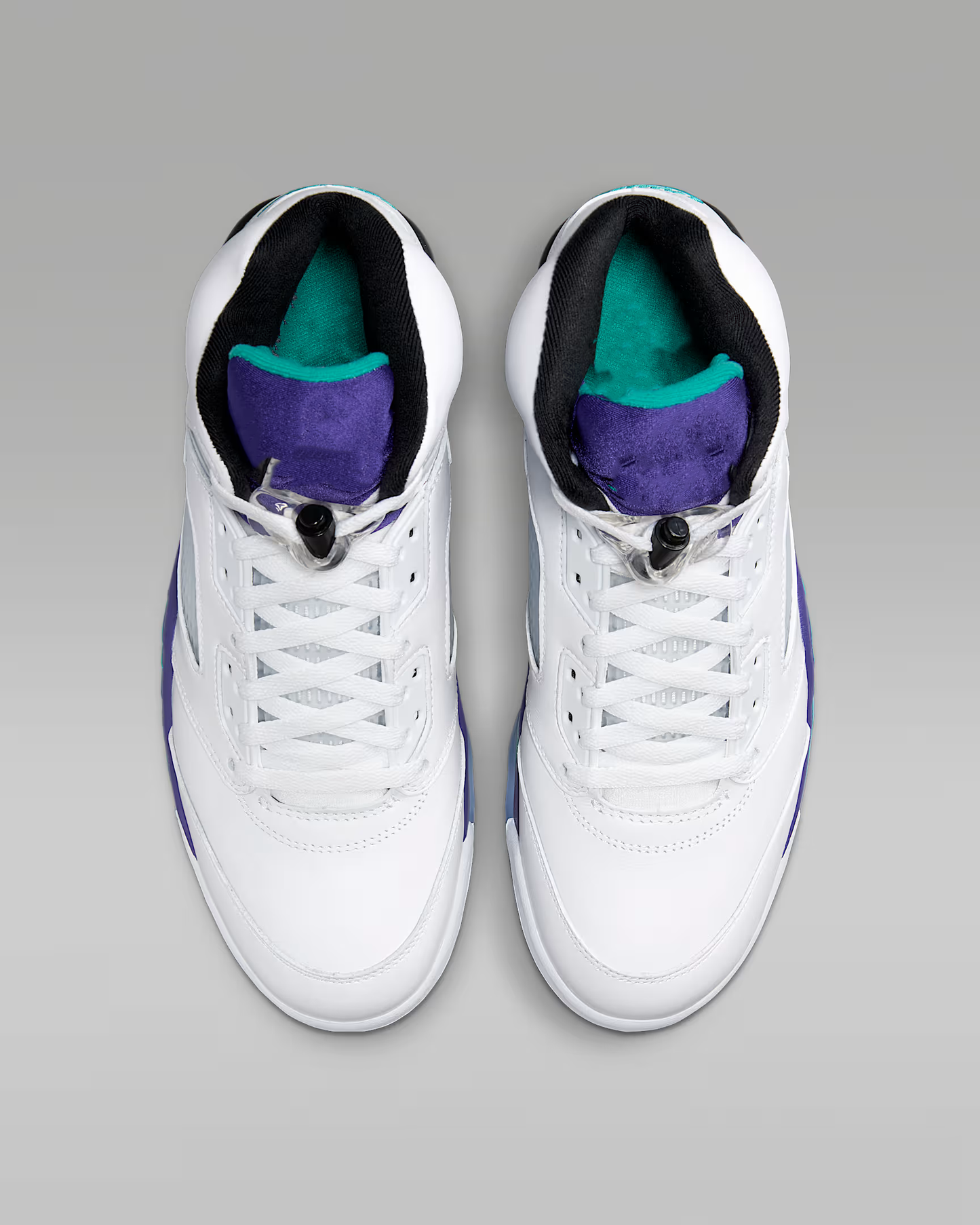 High-top white and purple grapes