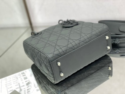 Four-grid black matte leather letter shoulder strap black in stock‼ ️