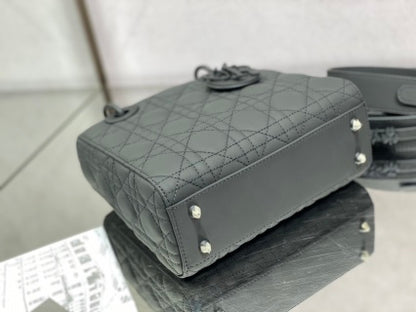 Four-grid black matte leather letter shoulder strap black in stock‼ ️