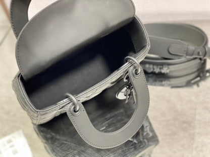 Four-grid black matte leather letter shoulder strap black in stock‼ ️